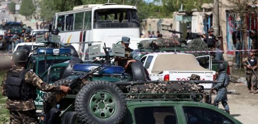 Afghánské jednotky hlídkující v Kábulu po sebevražedném útoku z poloviny května.