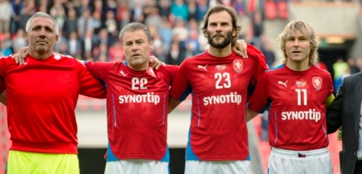 Třetí brankář Ladislav Maier (vlevo) se stal hlavní hvězdou zápasu legend.