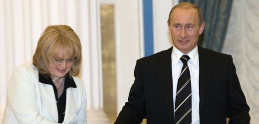 Ruská obhájkyně lidských práv Ella Pamfilovová s Vladimirem Putinem, 2007.