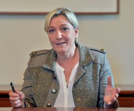 Pravicová politička Le Penová kritizuje Francii za podlehnutí vlivu USA.
