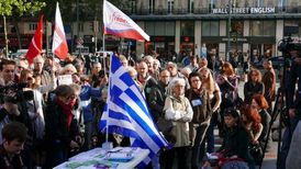 Pařížské shromáždění na podporu Řekům při jejich finanční krizi.