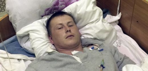 Jeden z ruských zajatců Alexandr Alexandrov v nemocnici.