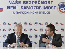 Bývalý polský prezident Aleksander Kwaśniewski (vlevo) a předseda sněmovny Jan Hamáček vystoupili na tiskové konferenci, která se konala v rámci druhé národní konference Naše bezpečnost není samozřejmost.