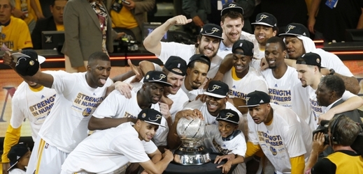 Basketbalisté Golden State postoupili po čtyřiceti letech do finále NBA.