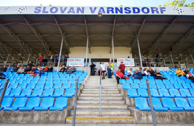 Jediná zastřešená tribuna varnsdorfského stadionu.