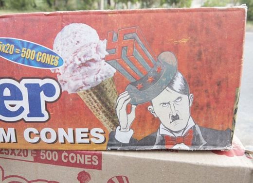 Adolf Hitler jako komiksová postavička na krabici se zmrzlinovými kornouty.