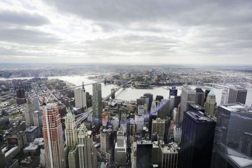 Z vyhlídky lze vidět sochu Svobody, budovu OSN, Brooklynský most, náměstí Time Square, Wall Street či Empire State Building.