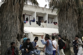 Uprchlíci na ostrově Kos obsadili opuštěný hotel.