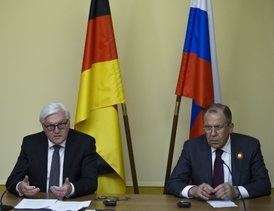 Německý ministr zahraničí Frank-Walter Steinmeier s ruským ministrem zahraničím Sergejem Lavrovem.