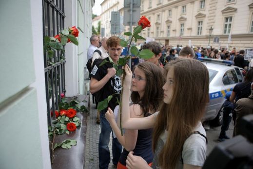 Akce skončila kolem 15 hodin položením růží jako symbolu údajné šikany dětí.