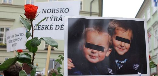V Praze a Brně se konaly pochody na podporu rodin, z nichž norská sociální služba odebrala děti.