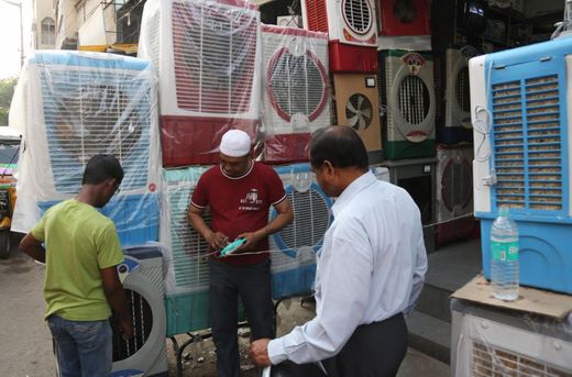 Indové se snaží chladit u ventilátorů.