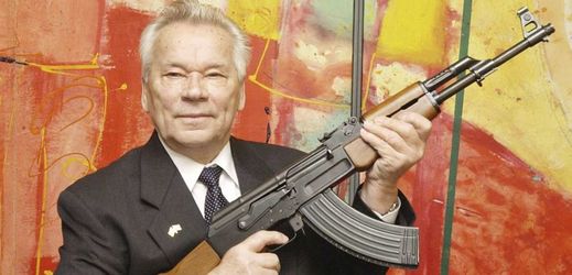 Michail Kalašnikov a jeho slavná puška.