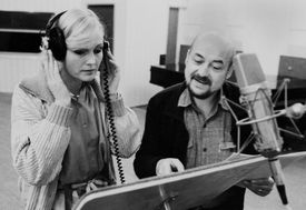 Dirigent Hybš s Helenou Vondráčkovou během práce v nahrávacím studiu Supraphon, 1980.