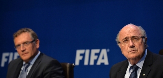 Jérome Valcke (vlevo) a šéf FIFA Sepp Blatter.