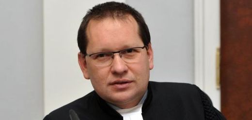 Podle ústavního soudce Radovana Suchánka je udělená doplňková ochrana v rozporu se zákonem.