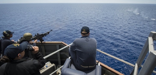 Posádka USS Ross střílí cvičně v Černém moři.