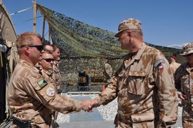 Nový náčelník generálního štábu Josef Bečvář (vpravo) navštívil 2. června české vojáky na základně Bagrám v Afghánistánu