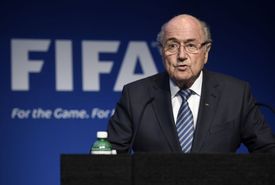 Sepp Blattera nečekaně odstoupil v reakci na korupční skandál.