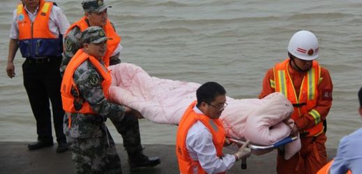Čínští záchranáři stále pokračují v pátrání po případných přeživších.