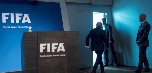 Mezinárodní policie Interpol zařadila šest mužů vyšetřovaných kvůli korupci ve FIFA na seznam nejhledanějších osob.