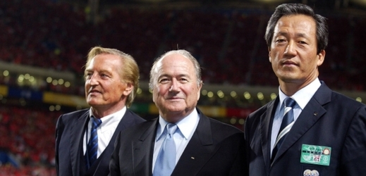 Seppa Blattera (uprostřed) by v pozici prezidenta FIFA mohl nahradit majitel společnosti Hyundai Čong Mong-jun (vpravo).