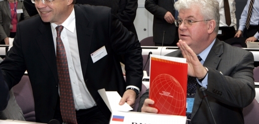 Ruský velvyslanec Vladimir Čižov (vpravo).