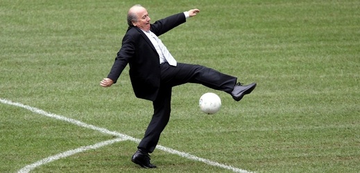 Snad žádné rozhodnutí Seppa Blattera neudělalo lidem v západních státech lidem takovou radost.