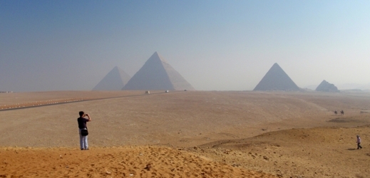 Pyramidy v Gíze. Útoky radikálů mají poškodit cestovní ruch.