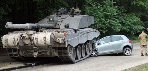 Mladá řidička si prý projíždějících tanků nevšimla.