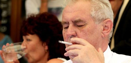 Miloš Zeman je vášnivý kuřák.