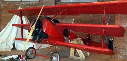 Červený trojplošník Fokker.