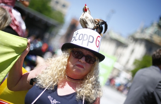 Žena protestující proti nadcházejícímu summitu G7.
