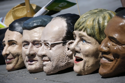 Masky s tvářemi světových politiků.