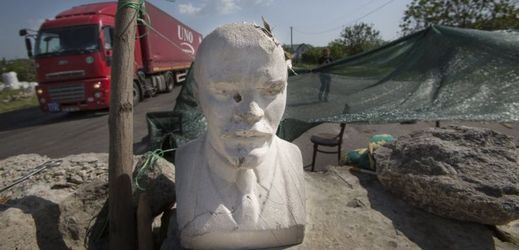Rusku se nelíbí, že Ukrajinci likvidují sovětské pomníky, včetně soch Lenina.