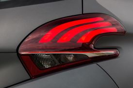 Nový Peugeot 208 si neodpustil poznávací znamení v podobě tygřích drápů v zadních světlech.