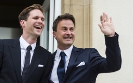 Premiér Xavier Bettel (vpravo) při květnové svatbě.