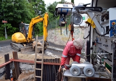 Pracovníci Pražských vodovodů a kanalizací zkoumají vodovodní potrubí v pražských Dejvicích.