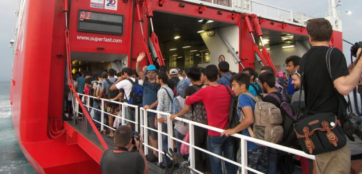 Uprchlíci nastupují na loď.
