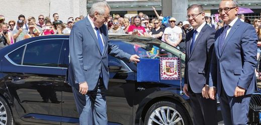 Prezident Miloš Zeman při přebírání nového modelu Superb.