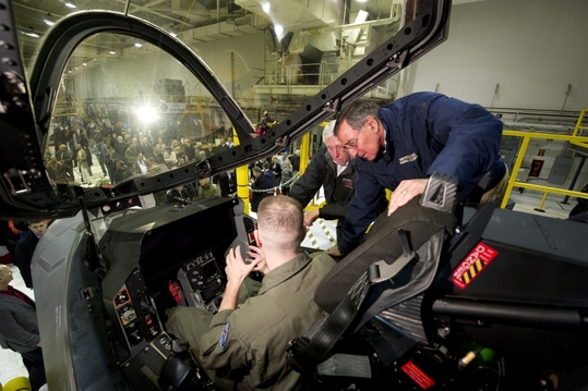 Americký ministr obrany Leon E. Panetta (2002) se dívá do cockpitu F-35.