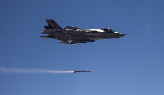 Odpalování střely z F-35.