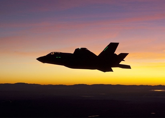 F-35 při západu Slunce.