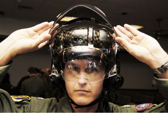 Unikátní helma pro piloty F-35.