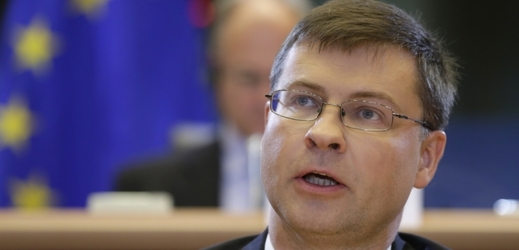 Místopředseda Evropské komise Valdis Dombrovskis varuje před opětovnou recesí řeckého hospodářství.