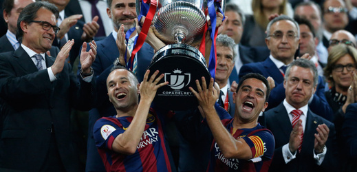 Fotbalisté Barcelony slaví zisk španělského poháru. Vyhrají i Ligu mistů?