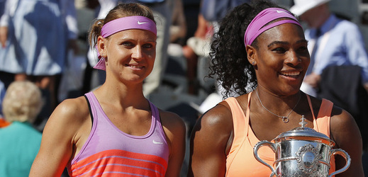 Poražená Lucie Šafářová a vítězka French Open Serena Williamsová.