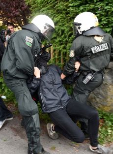 Demonstrace v Garmisch-Partenkirchen, odpůrci skupiny hospodářských mocností G7.