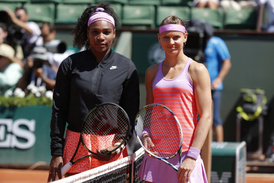 Serena Williamsová (vlevo) a Lucie Šafářová (vpravo).
