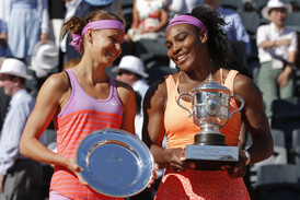 Lucie Šafářová a Serena Williamsová po skončení finále French Open.